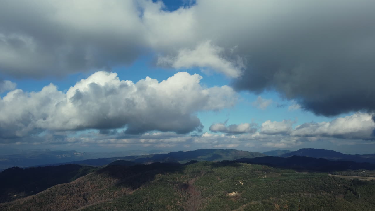 paisaje montañoso con nubes
