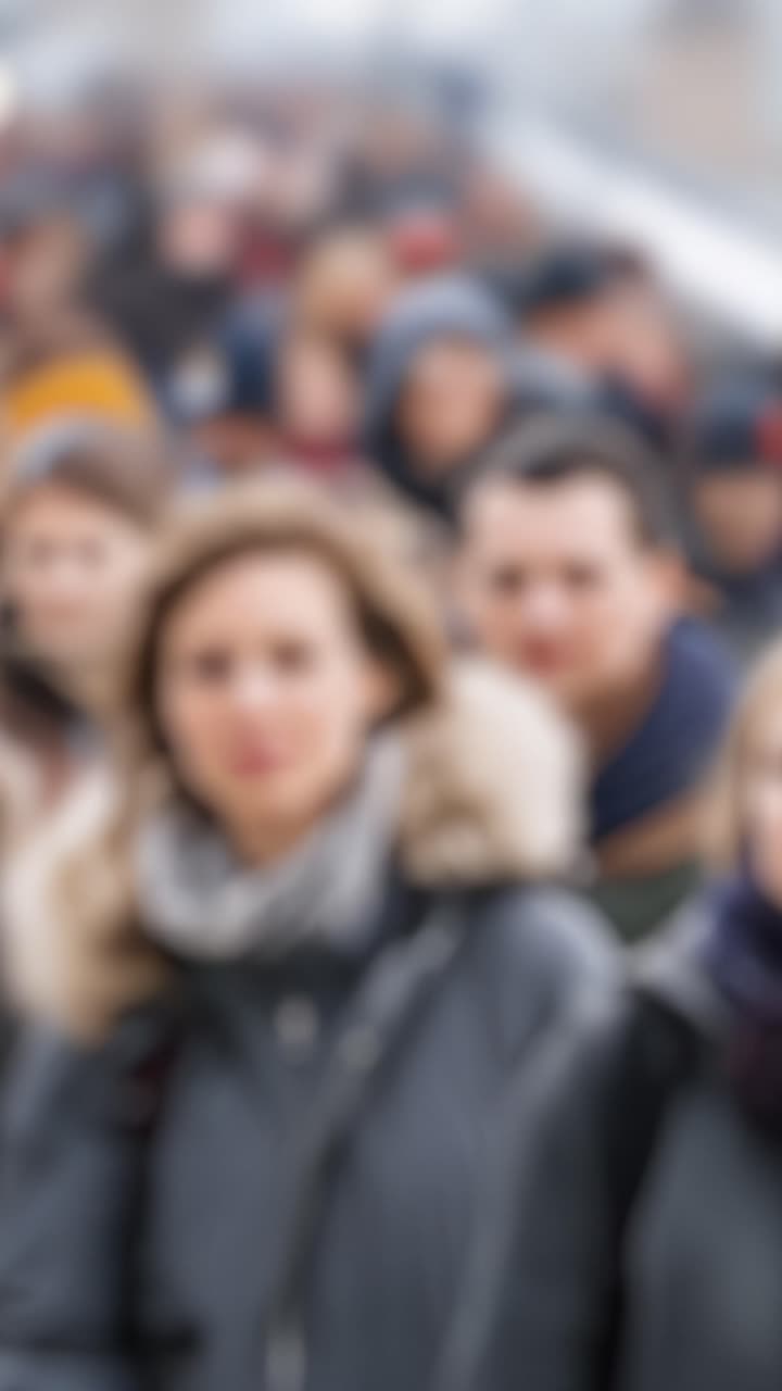 Folla urbana dinamica in movimento catturata attraverso due fotogrammi, mostrando una fusione di emozioni e interazioni in un vivace ambiente cittadino.