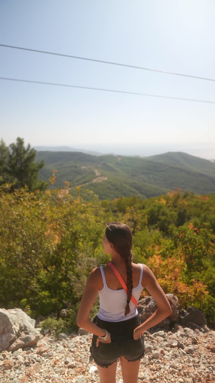 mujer disfrutando de la vista de la montaña