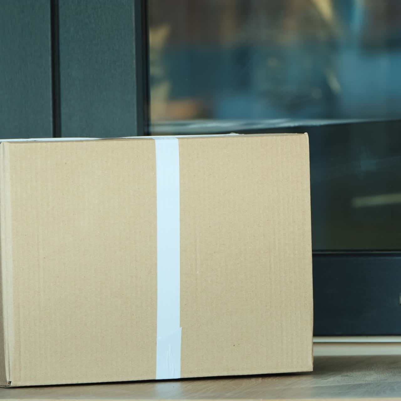 el mensajero con guantes protectores entrega un pedido en línea a la puerta