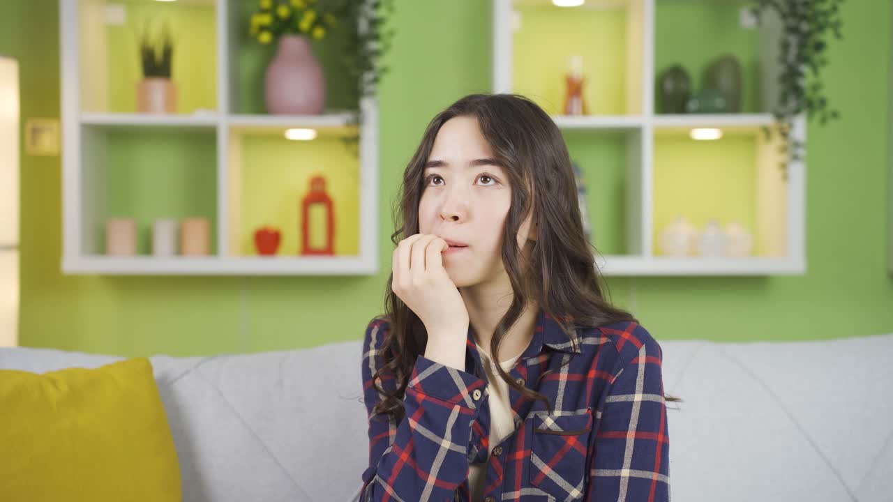 손 ⁇ 을  ⁇ 는 문제가 있는 아시아 여성.