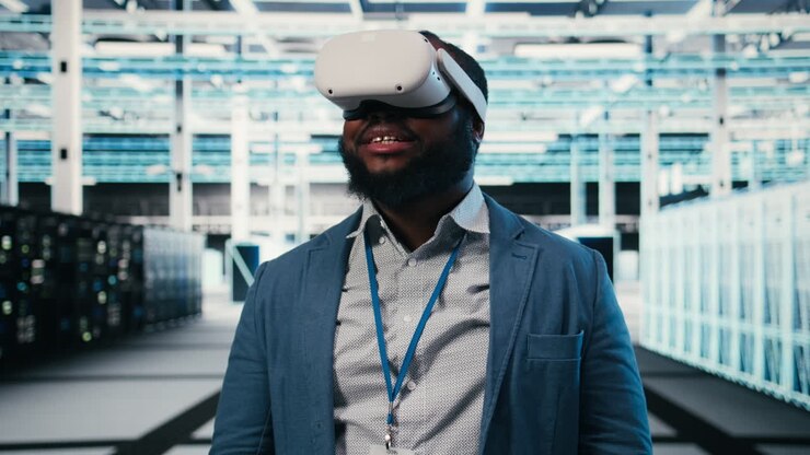 Mann setzt VR-Headset in einem Rechenzentrum auf