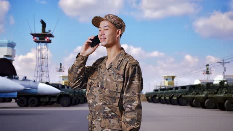 personal militar hablando por teléfono en la base aérea