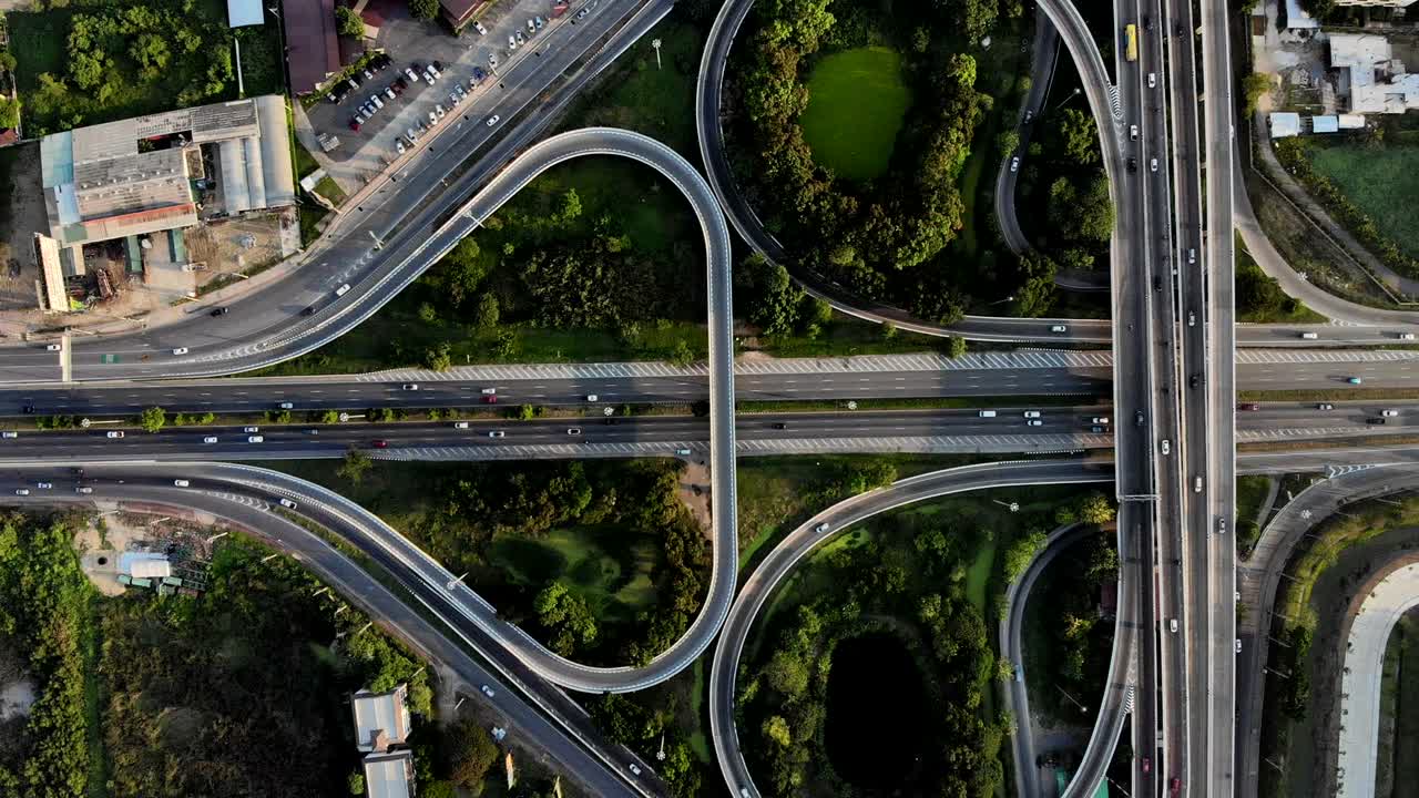 고속도로 위쪽 전망, 도로 교통 중요한 인프라