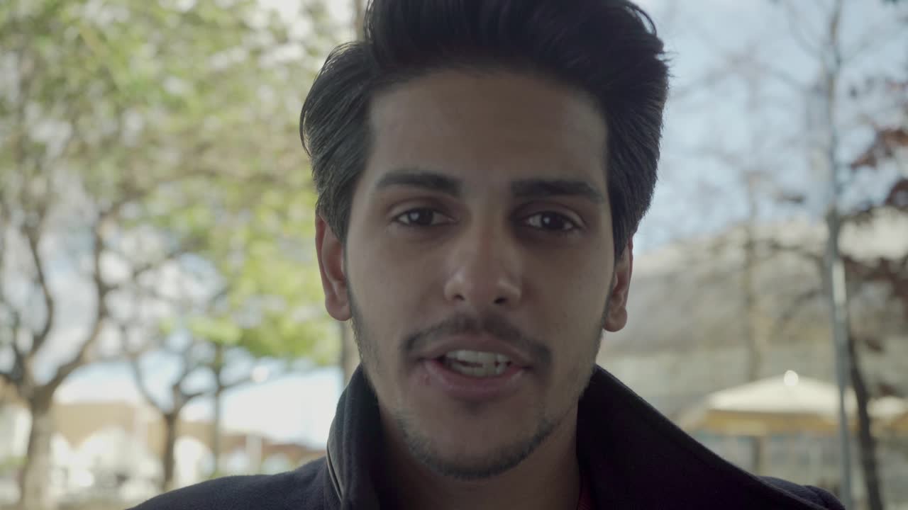 feliz hombre guapo teniendo video chat