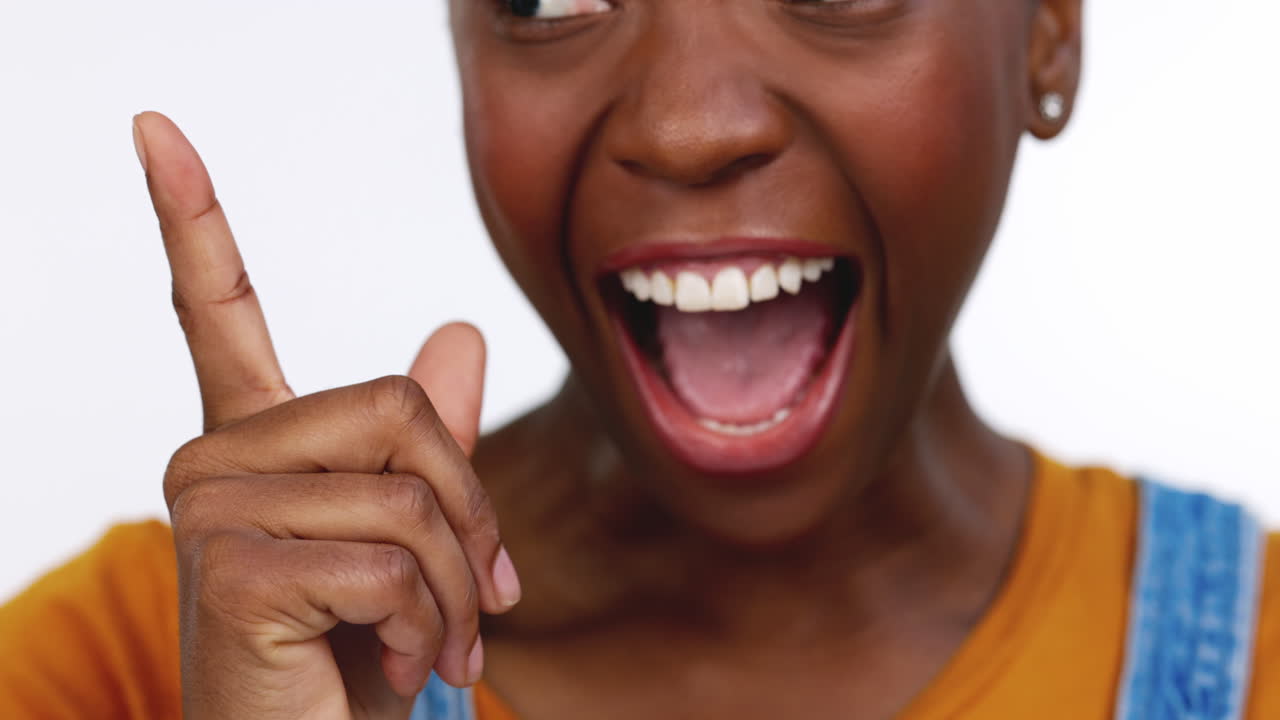 pensando, wow y el momento de la bombilla con un negro