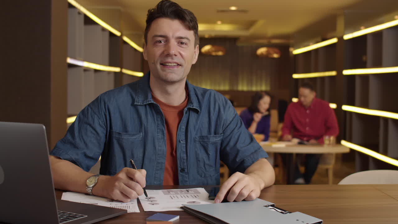 Retrato de empresário de meia-idade assinando documento