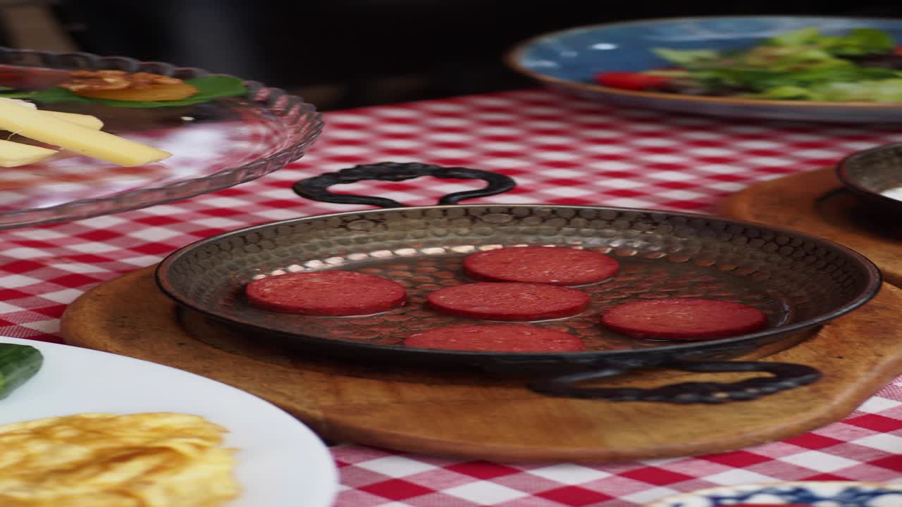 desayuno turco con sucuk, huevos y ensalada