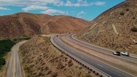 una carretera en el valle