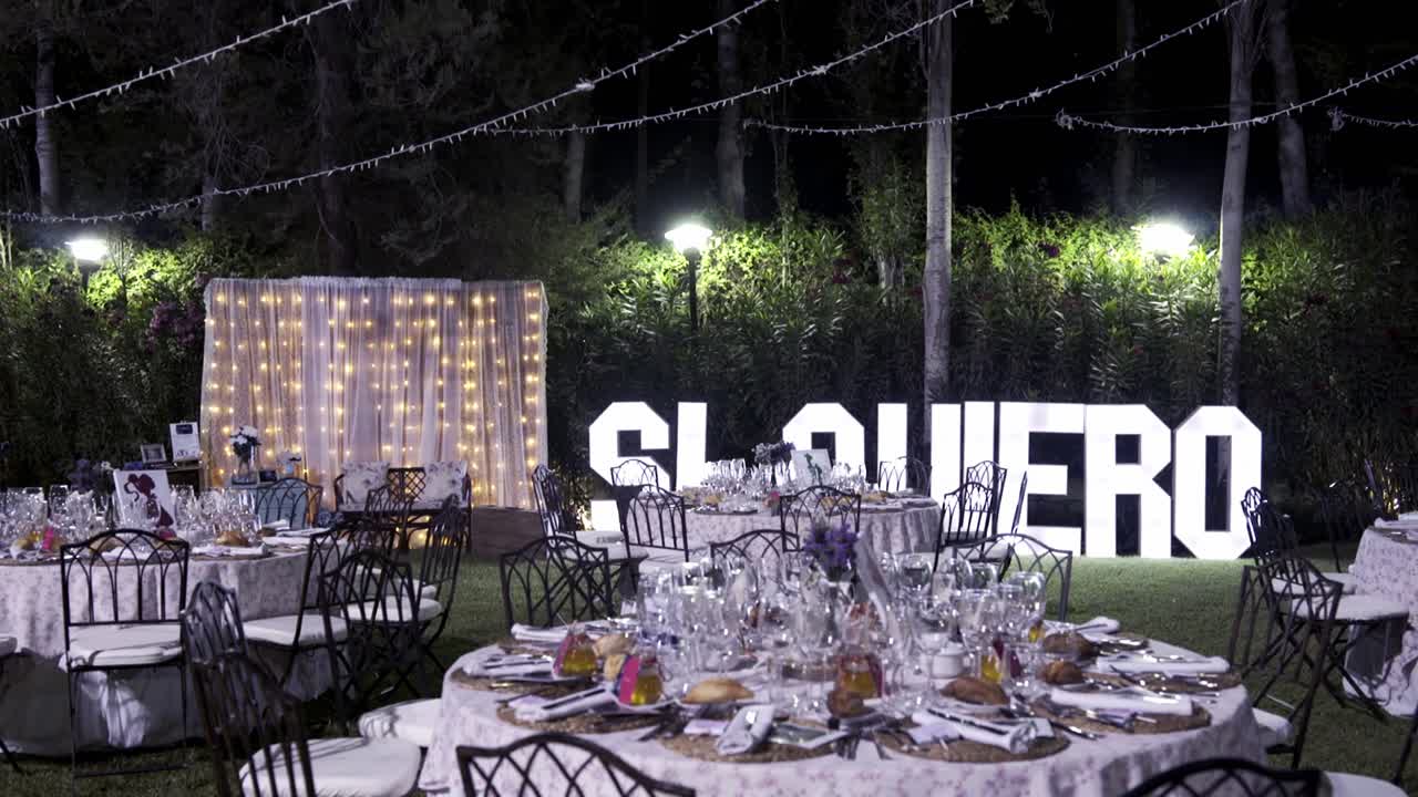 cena de evento nocturno en un jardín privado listo para comenzar, sin personas