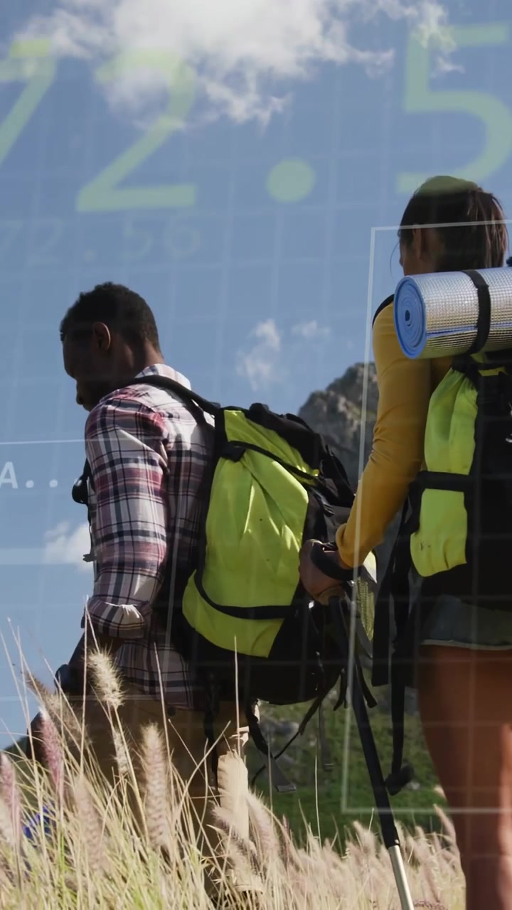 Video verticale: Uomo che guida e donna che segue regolando un bastone, con una sovrapposizione di numeri verdi che facilitano il viaggio.