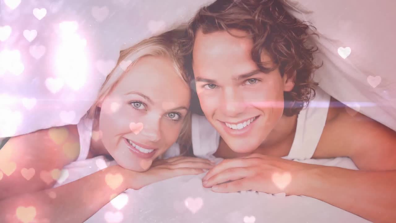 침대에서 행복한 커플, 카메라에 미소 짓고