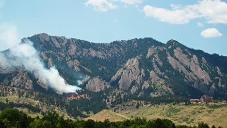 incendio forestal en flatirons en boulder colorado, incendio de montaña verde verano de 2024, vista del paisaje del incendio de primera línea
