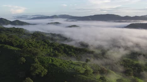 Szenischer-Nebelwaldnebel-über-Dem-Grünen-Dschungel-Costa-Ricas,-4K-Drohnenüberflug