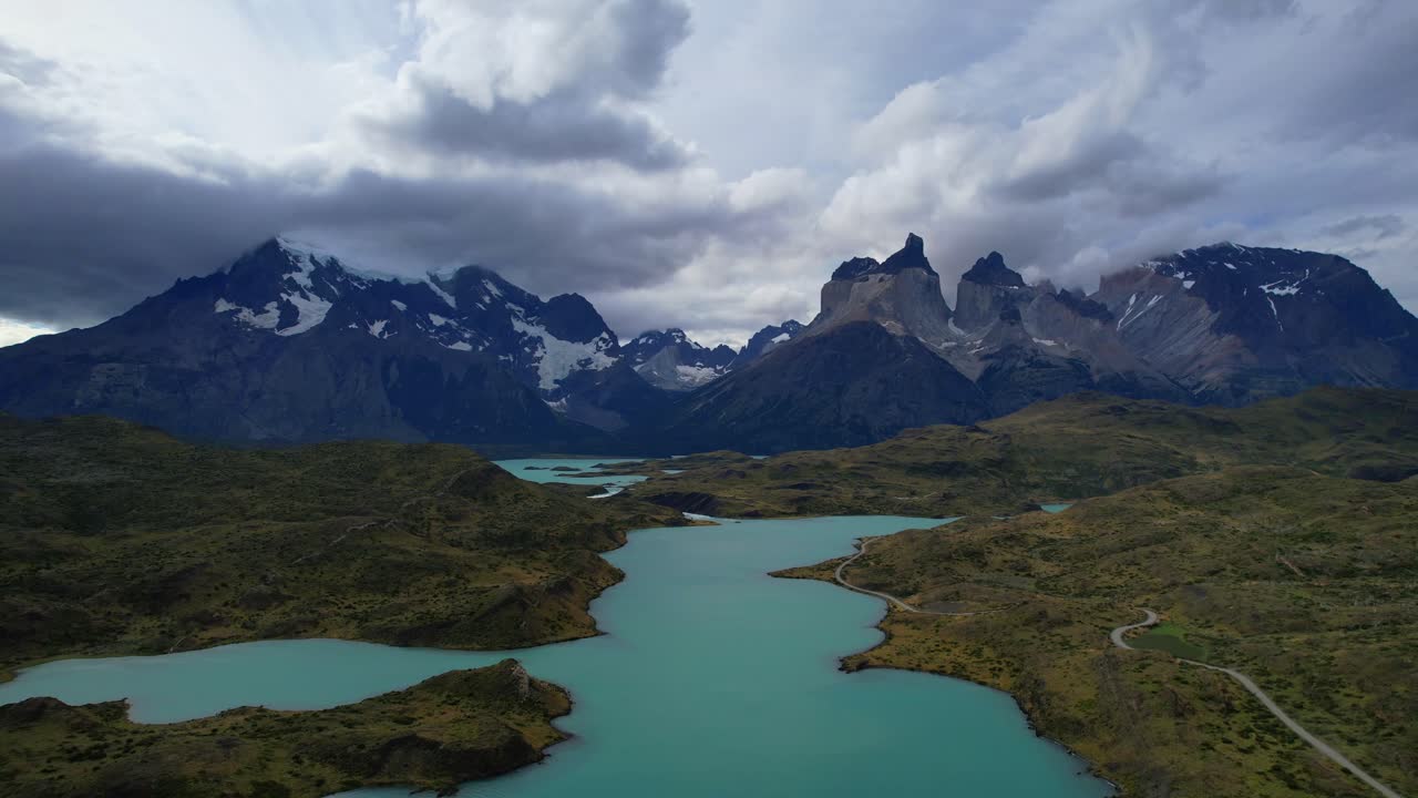 Ripresa aerea ascendente sopra un lago glaciale al Mirador Cuernos, Patagonia.