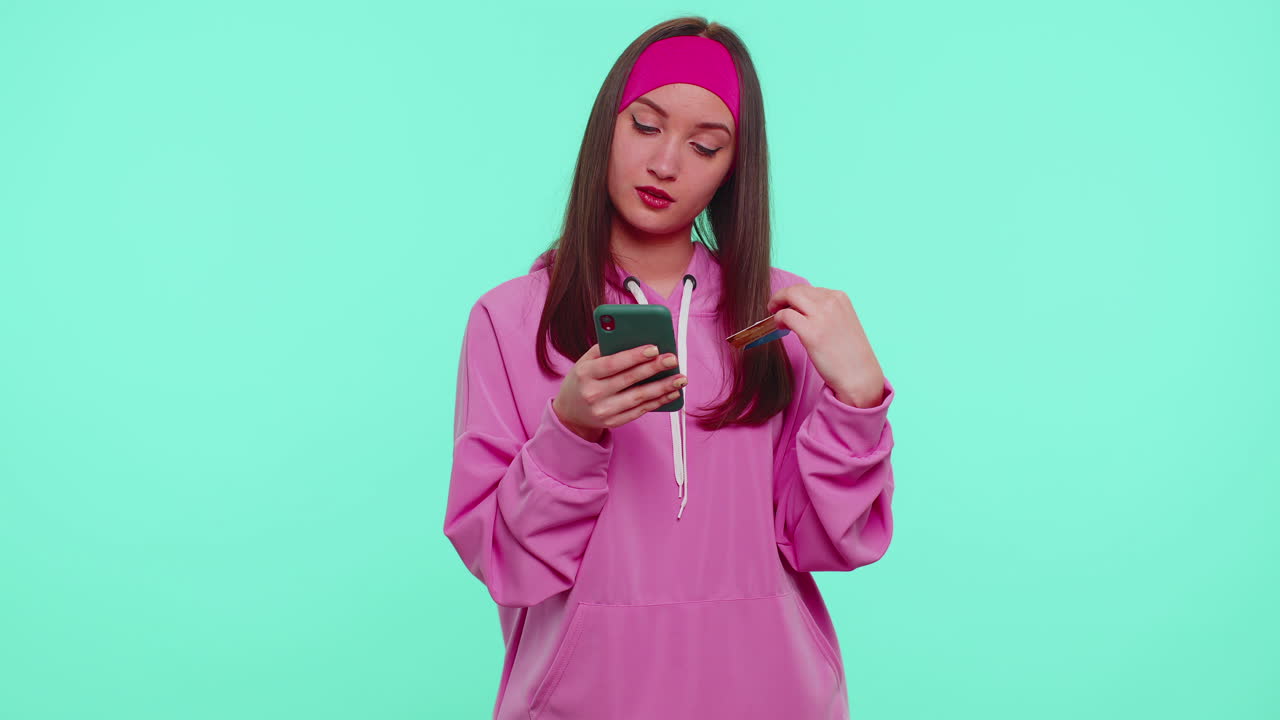 adolescente usando tarjetas bancarias de crédito y teléfonos inteligentes mientras transfiere dinero, compra compras en línea