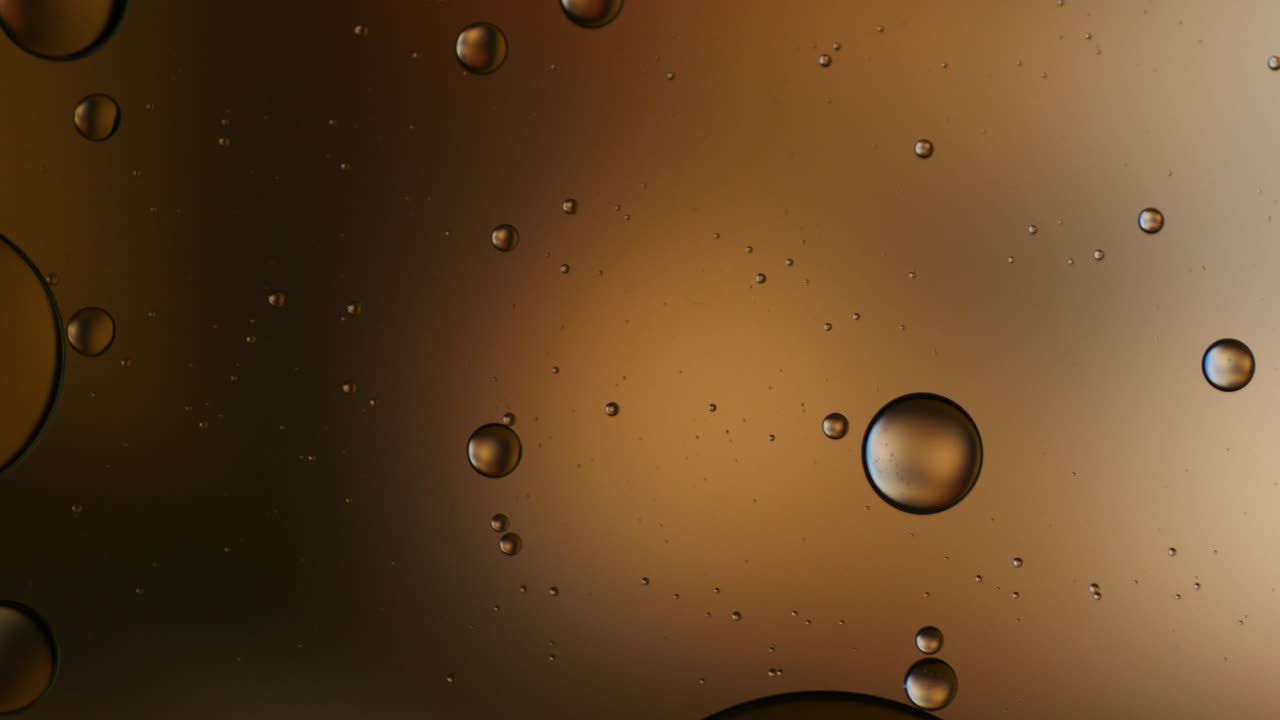 물 위에 떠다니는 기름방울의 다채로운 예술적.