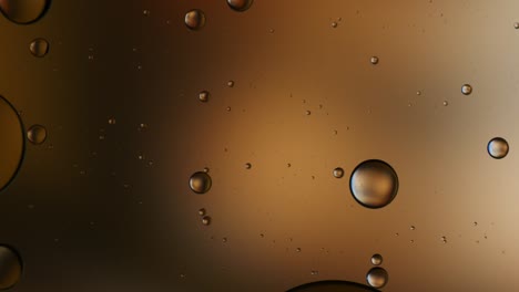 artístico colorido de gota de aceite flotando en el agua.