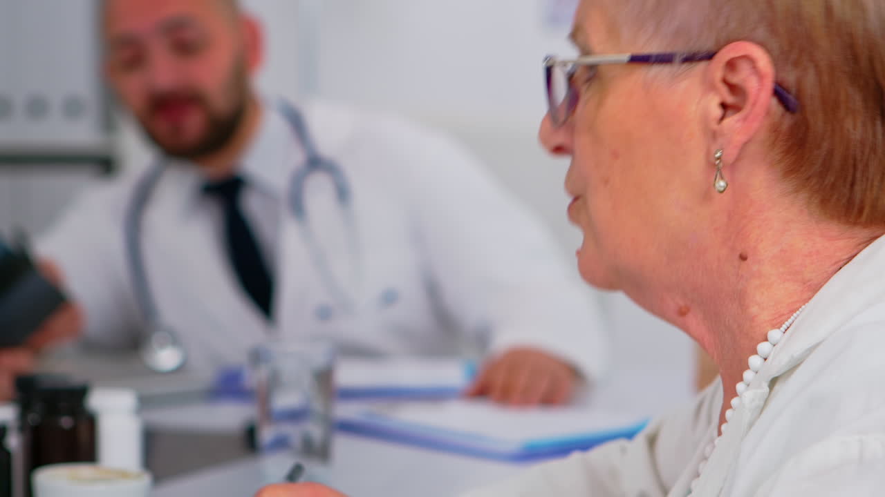 un primer plano de una mujer médica hablando con un colega.