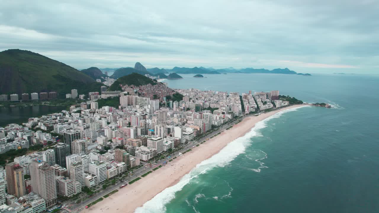 vista aérea de dolly en el establecimiento de la playa de ipanema en un día nublado, río de janeiro, brasil