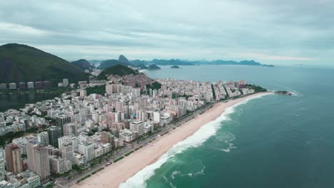 Vista-Aérea-Del-Carro-En-El-Establecimiento-De-La-Playa-De-Ipanema-En-Un-Día-Nublado,-Río-De-Janeiro,-Brasil