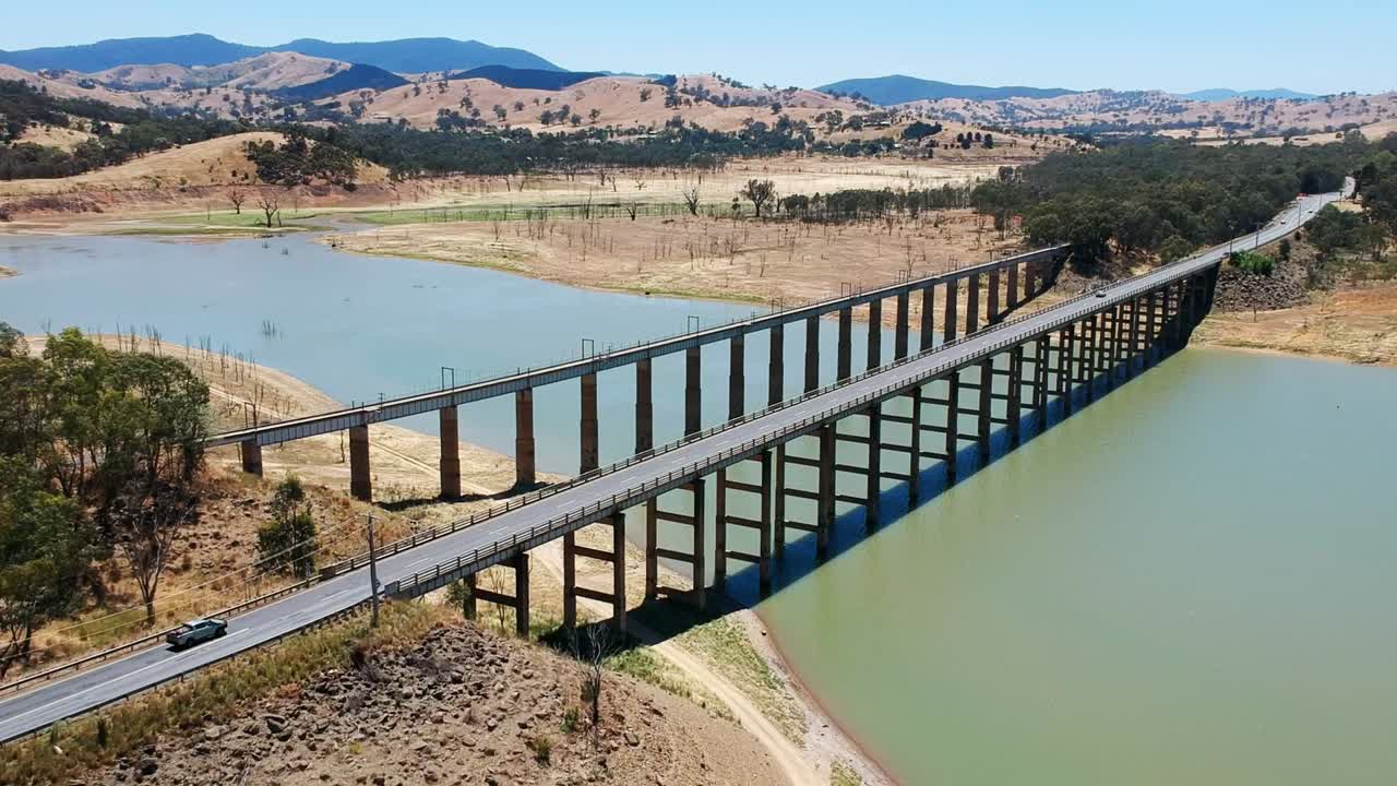 flotando viendo un puente con tráfico ligero en la carretera rural en victoria, australia en un día caluroso en verano