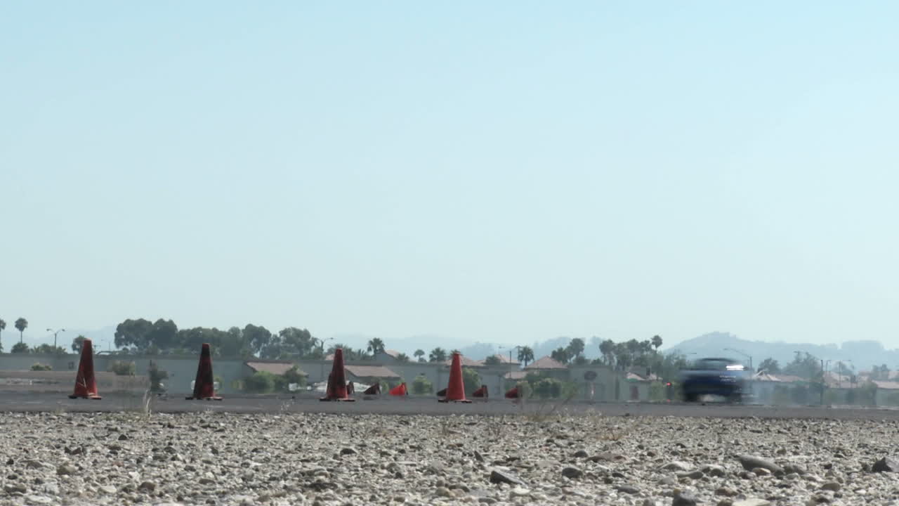 un automóvil realiza una maniobra de derrape en una pista de prueba