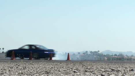 un automóvil realiza una maniobra de derrape en una pista de prueba