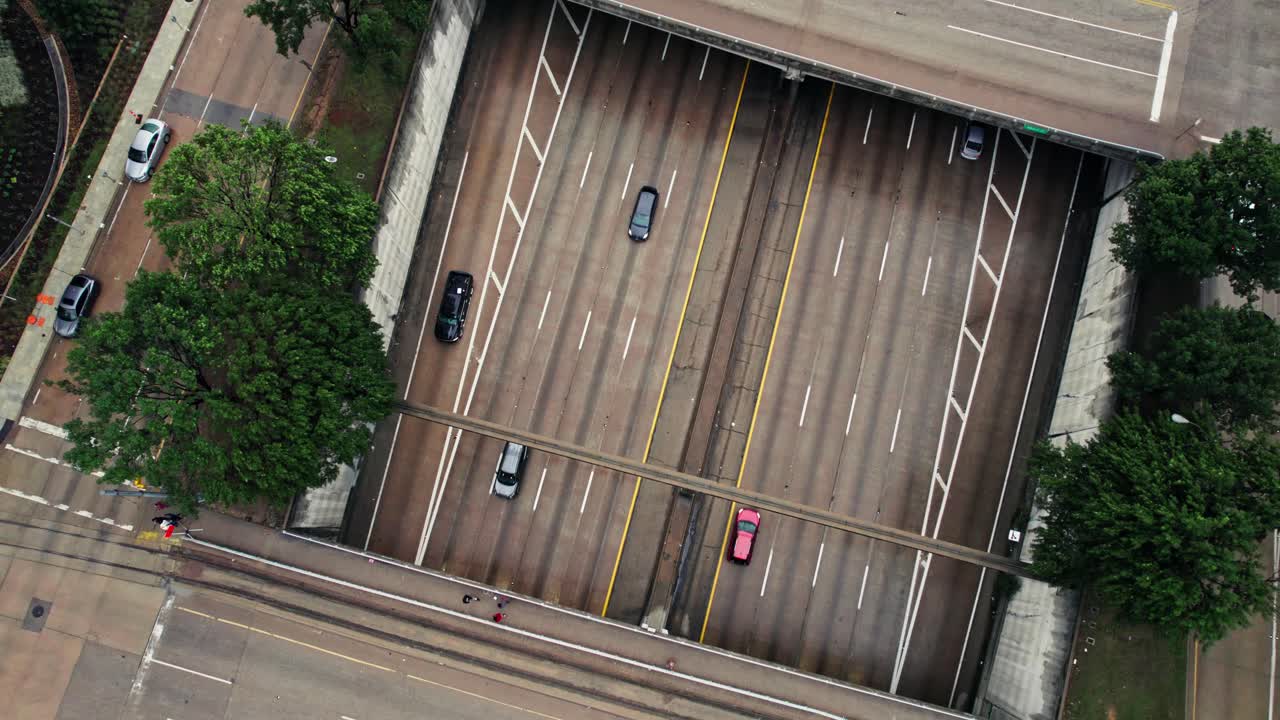 vista aérea del túnel de la autopista con tráfico