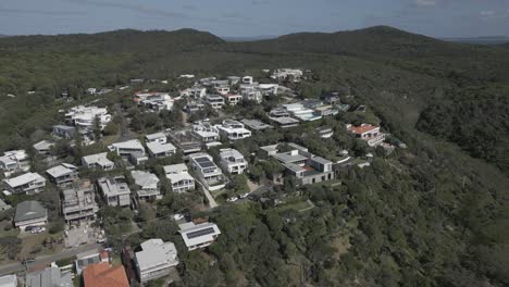 Beautiful-affluent-homes-on-hill-overlooking-Sunshine-Bay,-Australia