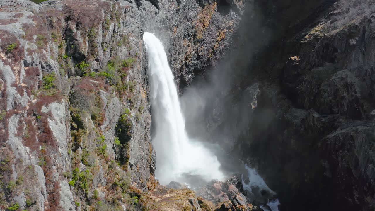 majestuosa cascada con agua de río glacial en las tierras altas de noruega