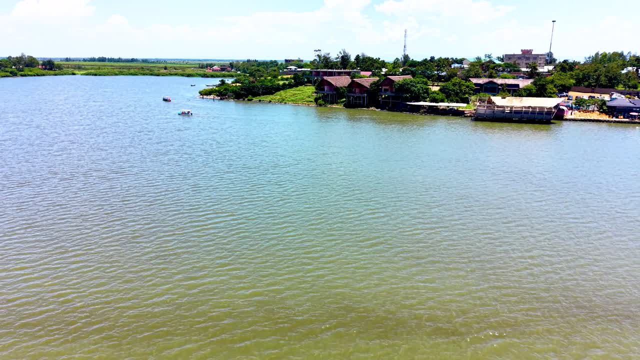 Vista aerea cinematografica che cattura l'orizzonte mozzafiato e l'ambiente tranquillo del Lago Vittoria, condiviso da Kenya, Uganda e Tanzania. Lago Vittoria