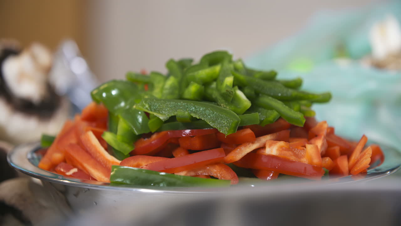 그릇에 녹색과 붉은 고추를 잘라