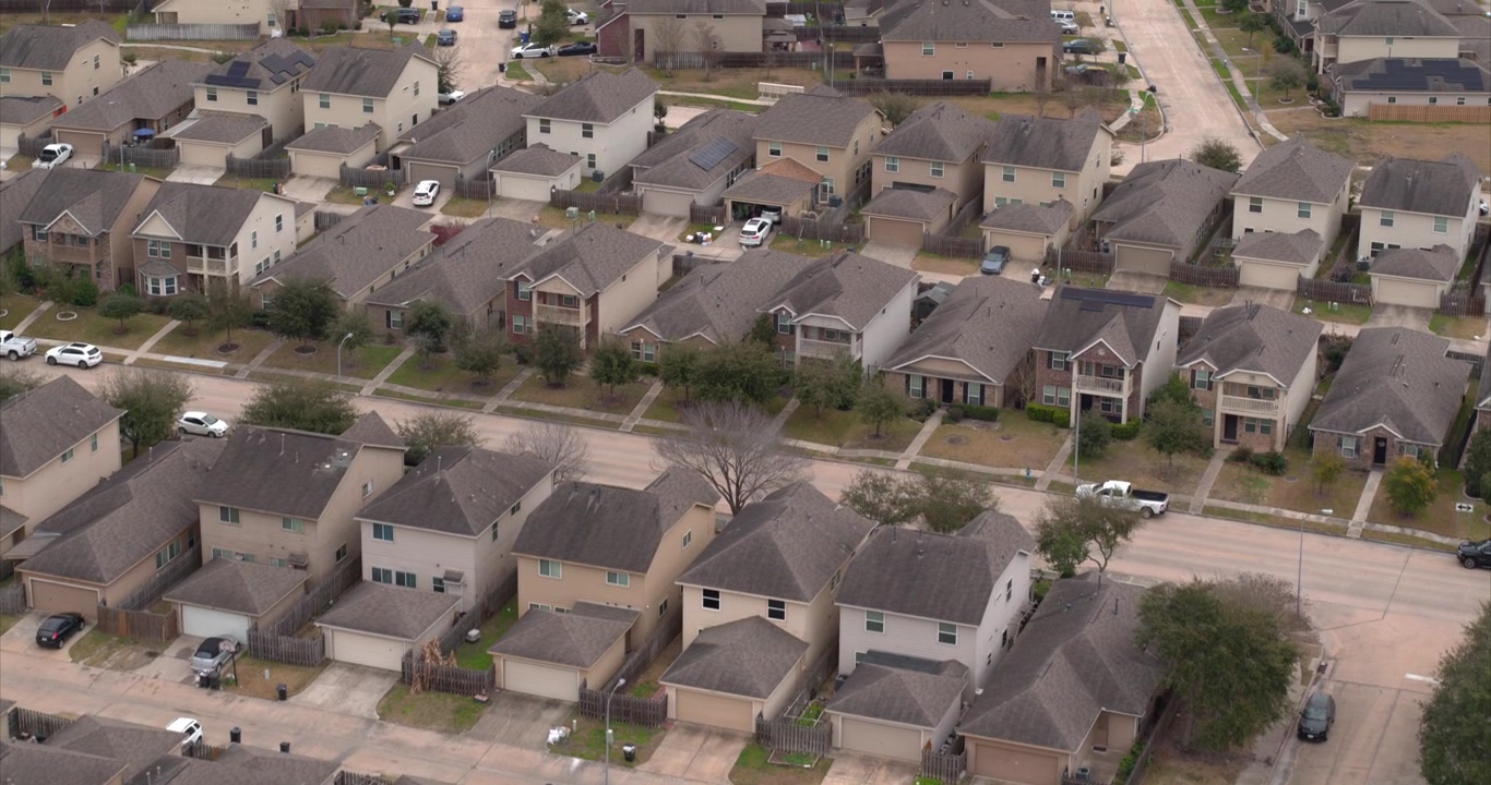 Luftfoto fra drone af fredelige boliger i Mission Bend-området i Houston, Texas. Perfekt til ejendomsmæglerbranchen og indhold om lokalt liv