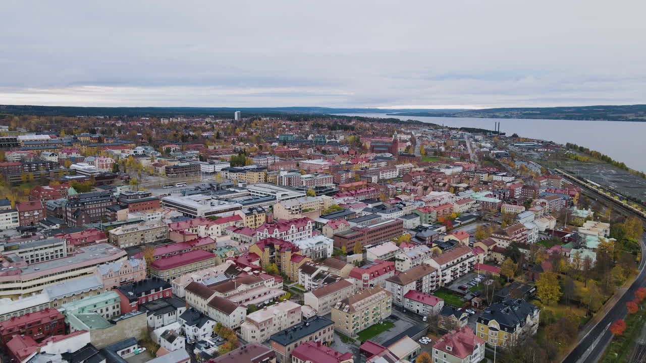 Stor øy i Östersund by, Sverige, med sjarmerende arkitektur – luftfoto.