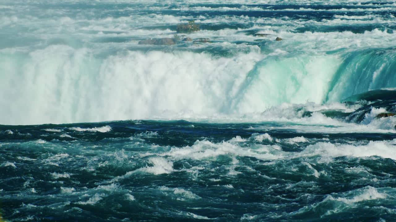 나이아가라 폭포의 맑은 물