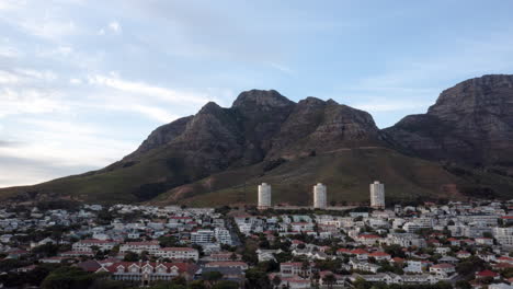 amanecer drone hiper lapso de una montaña y una ciudad
