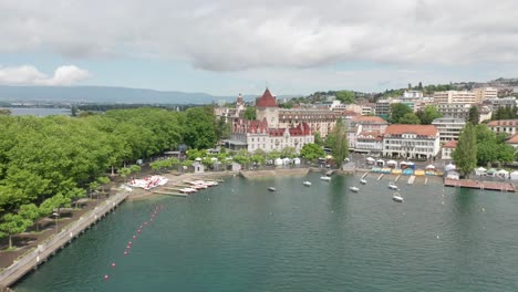 Vista-De-ángulo-Alto-Desde-El-Lago-De-Ginebra-Hacia-El-Chateau-D&#39;ouchy-En-Lausana,-Suiza