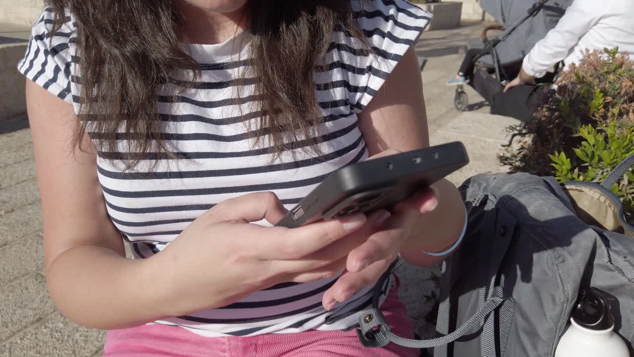 mujer usando el teléfono al aire libre