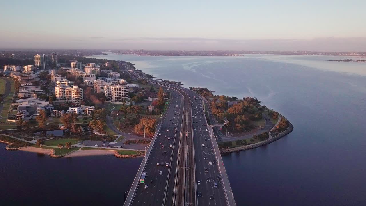 Veduta aerea dall'alto del ponte The Narrows che mostra il traffico mattutino intenso a Perth, Australia Occidentale, con movimento di telecamera in avanti.