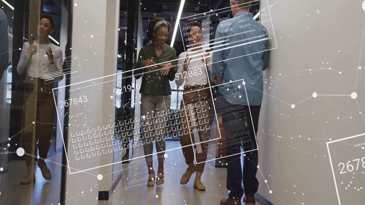 animación del procesamiento de datos sobre diversas personas de negocios discutiendo el trabajo