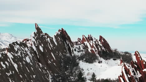 después de la nieve primavera tormenta de nieve roxborogh parque estatal campo de golf drone aéreo colorado rango delantero invierno primavera profundo polvo dramático afilado rocas rojas puntiagudas paisaje de montaña littleton denver hacia arriba jib