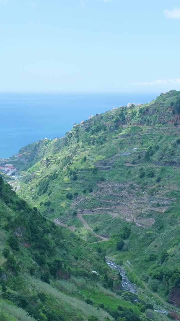 Pemandangan Indah Lembah Gunung Hijau dengan Sawah Terasering dan Lautan