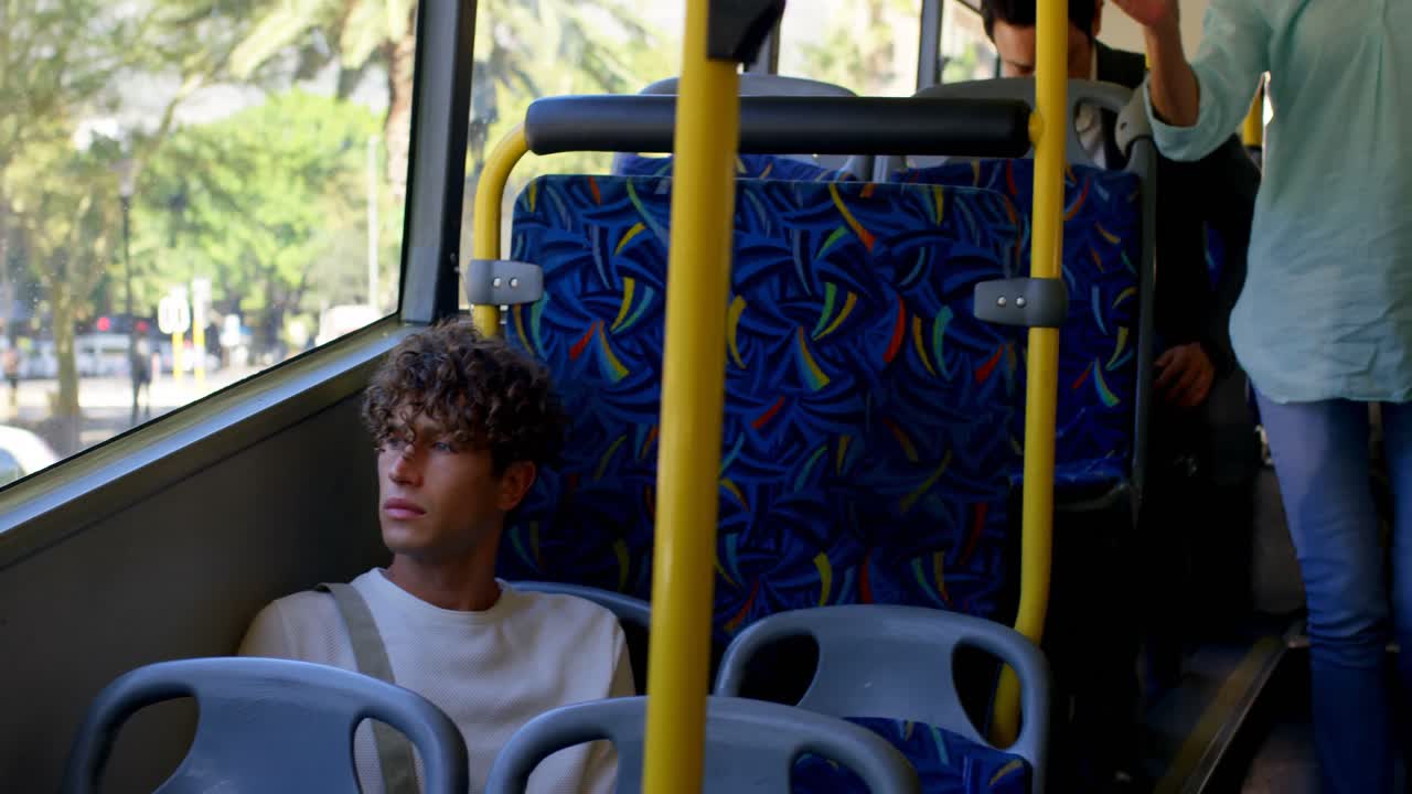 pareja de ancianos viajando en el autobús 4k