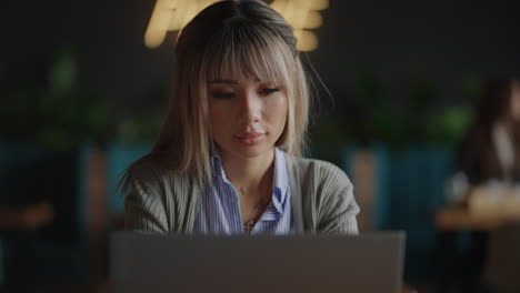 Asiatischer-Student,-Der-Remote-An-Einem-Laptop-In-Der-Campusbibliothek-Arbeitet