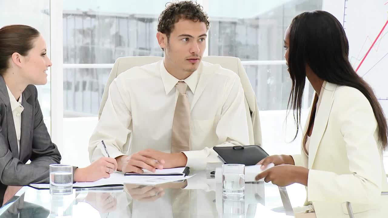 다문화 비즈니스 그룹이 브레인스토밍을 하고 있습니다.