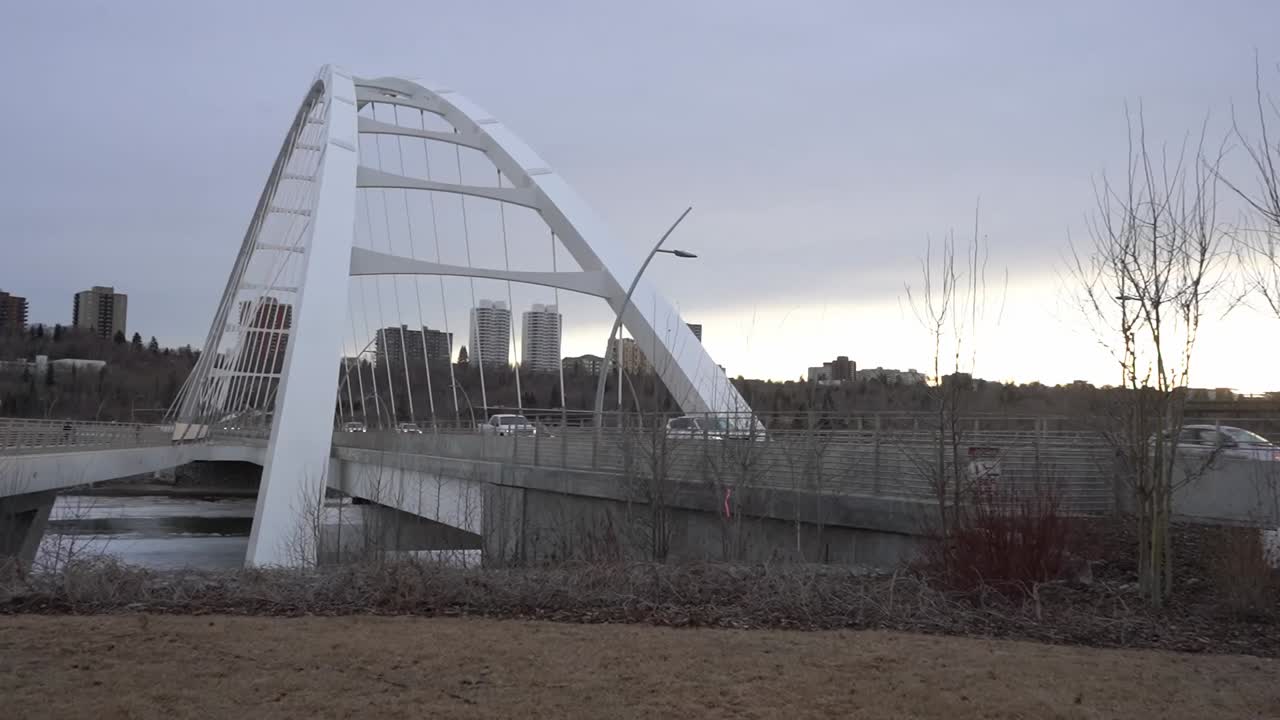 월터데일 브리지 에드먼턴 (walterdale bridge edmonton) 은 구름이 가득한 오후에 다리의 남쪽을 바라보는 오른쪽을 고 있습니다.