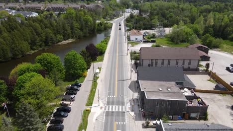 Volando-Sobre-Una-Pequeña-Zona-Comercial-Del-Centro-De-Guelph