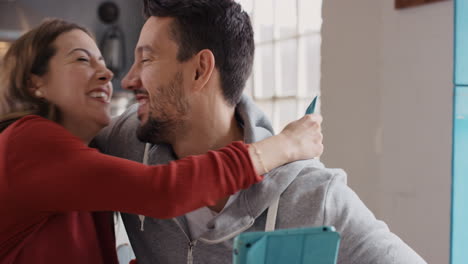 pareja feliz comprando en línea con tarjeta de crédito usando tableta digital