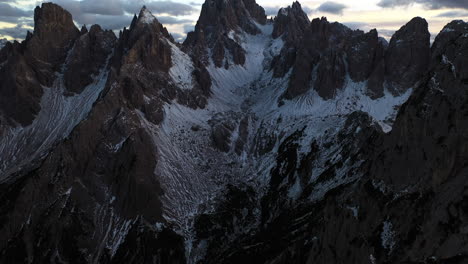 Drohnenschuss-über-Wanderern,-Am-Aussichtspunkt-Cadini-Di-Misurina,-Verschneiter-Abend-In-Den-Dolomiten,-Italien